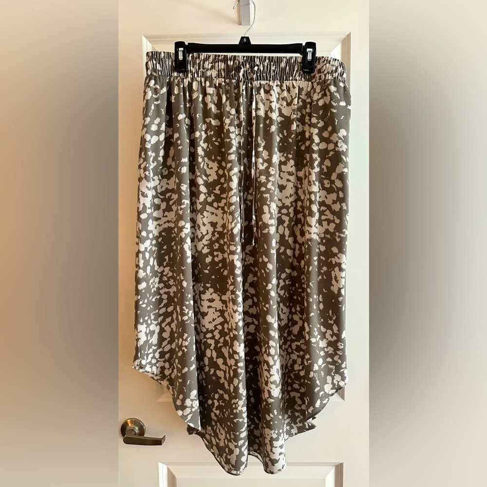 Vera Wang mid-length silky skirt